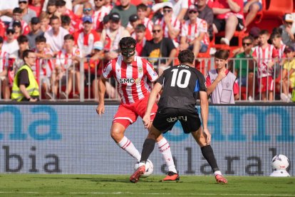 Álex Muñoz se está adueñando de la banda izquierda.