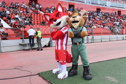 Las mascotas del Almería y de La Legión disfrutando en el Mediterráneo.