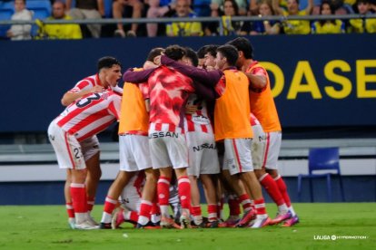 La victoria en Cádiz fue muy celebrada por los jugadores rojiblancos.