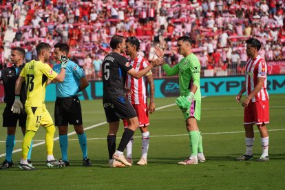 Saludando a los jugadores del Leganés como capitán del Almería.