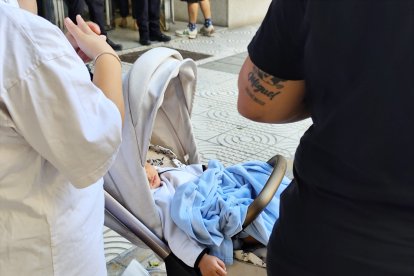 Un carrito con un bebé durante la concentración de las 32 familias.