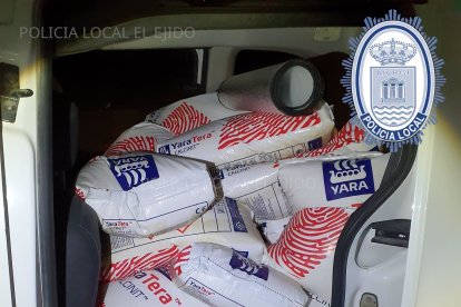 Imagen del interior de la furgoneta, cargada tras un robo cometido minutos antes