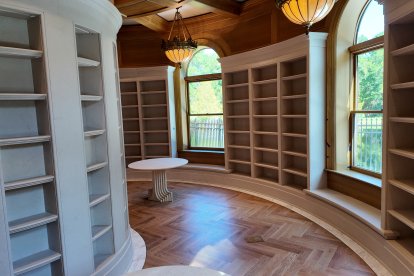 La librería privada construida completamente en piedra natural.