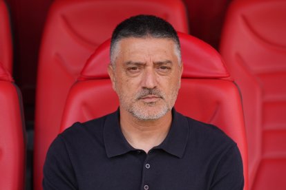 Xavi García Pimienta, en el banquillo del Estadio de los Juegos Mediterráneos.