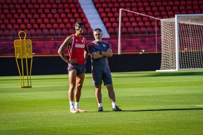 Pimienta hablando con Chumi, jugador al que ha recuperado totalmente.