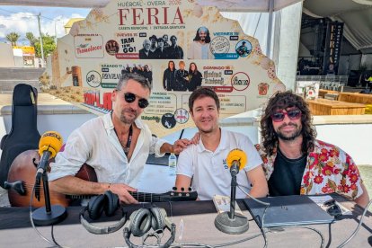 El grupo Proyecto Encarnación ofreció una entrevista y una actuación en directo horas antes de su concierto.
