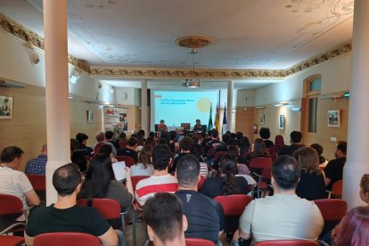 Concha Fernández Soto da voz a las creadoras del 27 en una charla que ha acogido el Instituto Provincial de Educación Permanente de Almería (IPEP Almería).