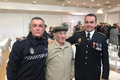 Santos y Julián con su tío Justo Peralta, su otro padre.