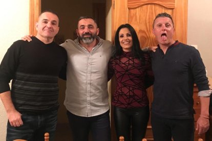 Los hermanos con Isabel María, la única hija. Trabaja en la empresa Almería XXI.