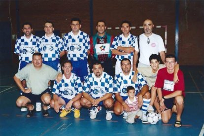 Los hermanos Peralta con el equipo de fútbol sala de la Policía Local de Almería.
