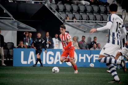 Sergio Arribas se vio muy tapado por los jóvenes de la Real.