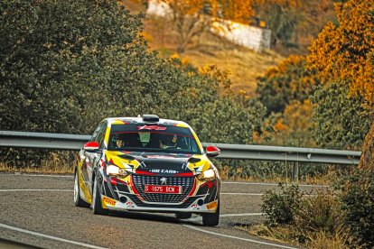 José Luis Moreno y Elizabeth Gallego, realizaron una actuación sobresaliente con su Peugeot 208 Rally4, logrando el segundo lugar del podio.
