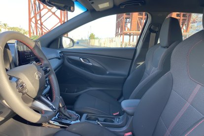 Destacan sus asientos deportivos y los detalles N-Line en volante y pomo