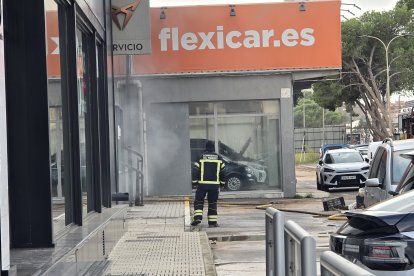 Bomberos del Poniente, trabajando este lunes en el concesionario de Seat en El Ejido.