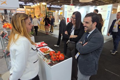 La delegación provincial conoce las propuestas de las empresas agroalimentarias presentes en la feria.