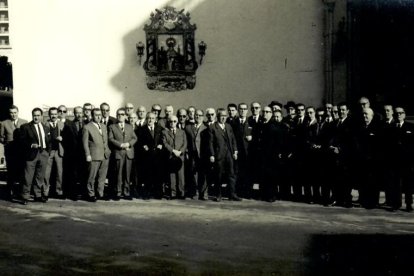 El Colegio de Agentes Frente a la Iglesia de Virgen del Mar en 1966.