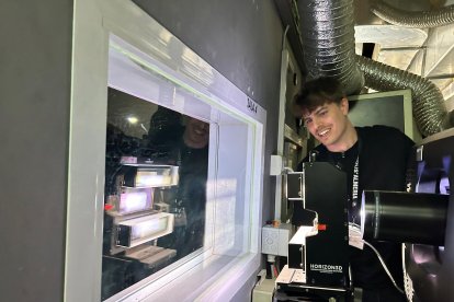 Pablo Carmona, proyeccionista de Kinépolis Almería, en la cabina de proyección.