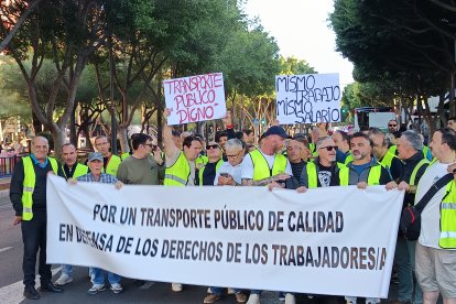 Imagen de la concentración de trabajadores este martes frente a La Salle.
