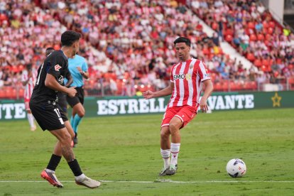 Javi Muñoz es el 'entrenador' del Almería en el campo, un pilar para García Pimienta.