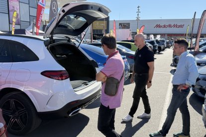 El equipo de Saveres Almería mostrando un modelo GLC diésel y eléctrico.
