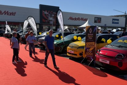Los primeros clientes que se acercaron este jueves a CCT Motor 26.