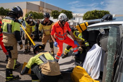 Actuación de rescate ante los escolares durante un simulacro de accidente de tráfico en Adra.