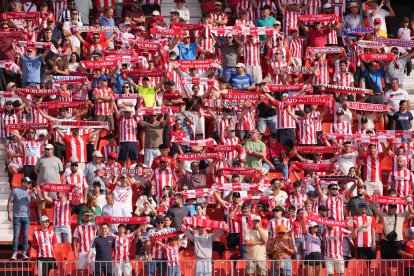 La afición espera la sexta victoria en el Estadio de los Juegos Mediterráneos.