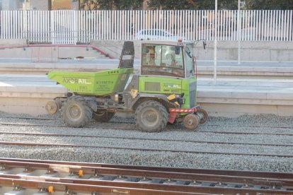 Maquinaria sobre la vía para transportar material por el entorno de la estación.