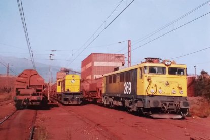 Terminal de carga en la mina con tolvas, las Alco y las locomotoras eléctricas, en 1993.