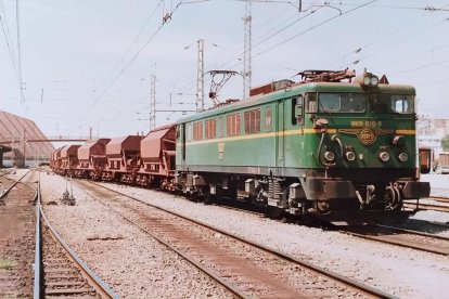 Locomotora 269 con un tren de tolvas saliendo de Almería en dirección a Alquife, en 1993.