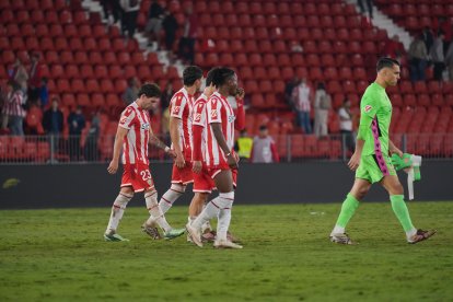 Cabizbajos tras saludar a la afición en un partido que se había puesto muy de cara.