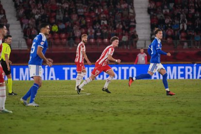 Muy pegado a Jorge Pulido ayudando a contener al Oviedo.