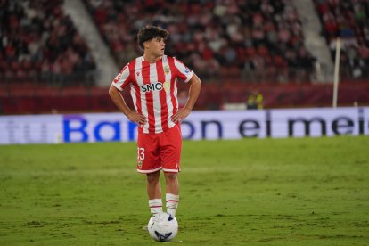 El 33 del Almería sigue sumando minutos y creciendo con la rojiblanca.