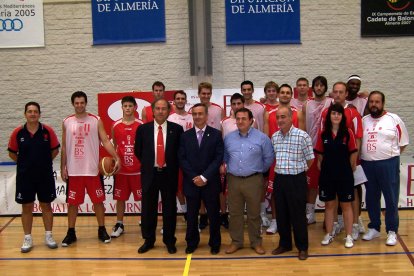 En el Pabellón Moisés Ruiz con directivos del CB Almería, entre ellos Pascual Sánchez.