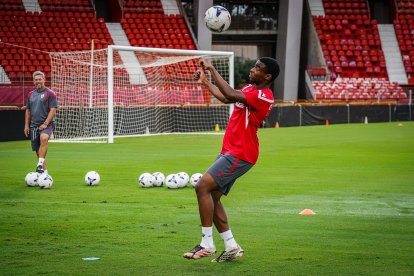 Kassoum Koné, centrocampista, ya sabe lo que es ejercitarse con el primer equipo.