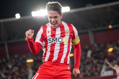 Arribas celebra su gol al Oviedo en el Estadio de los Juegos Mediterráneos.