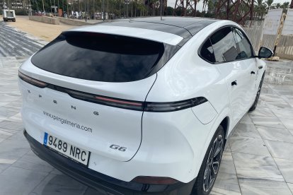 Portón con spoiler “ducktail” y amplio maletero de 571 litros