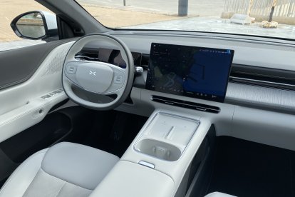 Interior presidido por dos pantallas, que muestra una gran calidad de acabados