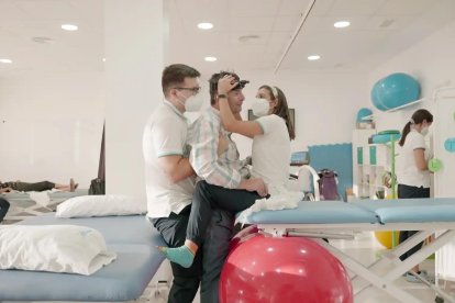 Profesionales de Neuroal durante una sesión de neurorrehabilitación especializada.