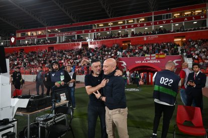 Pimienta y Calero se saludan antes de medir fuerzas con Almería y Oviedo.