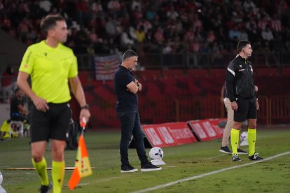 El entrenador del Almería contemplando su obra inacabada.