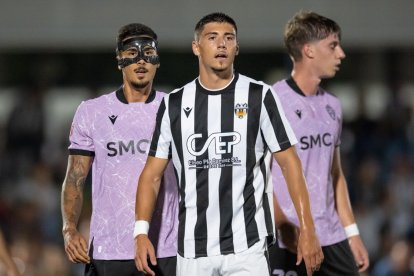 Chumi y Popovic formaron una nueva pareja de centrales para la Copa.