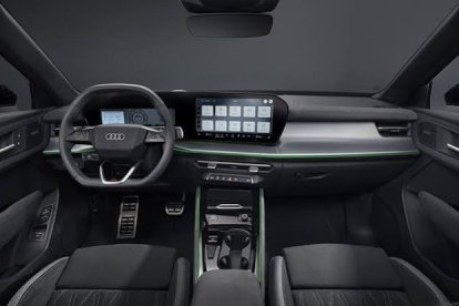 Interior de calidad presidido por una gran pantalla curva