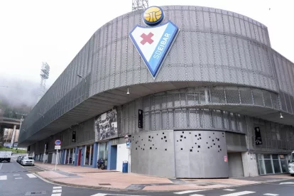 La nueva fachada de Ipurua después de la última remodelación.