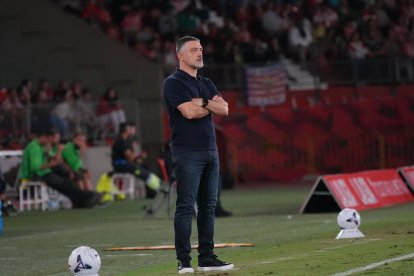 García Pimienta en la banda del Estadio de los Juegos Mediterráneos.