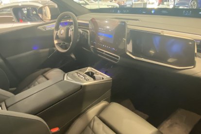 Pantalla central Free-Cut y el BMW Panoramic Vision, que se extiende a lo largo de todo el parabrisas