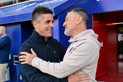 Arambarri y Pimienta se saludan antes del partido en Eibar.