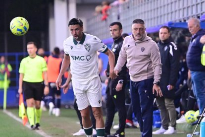 García Pimienta felicitaba a su equipo por el esfuerzo.