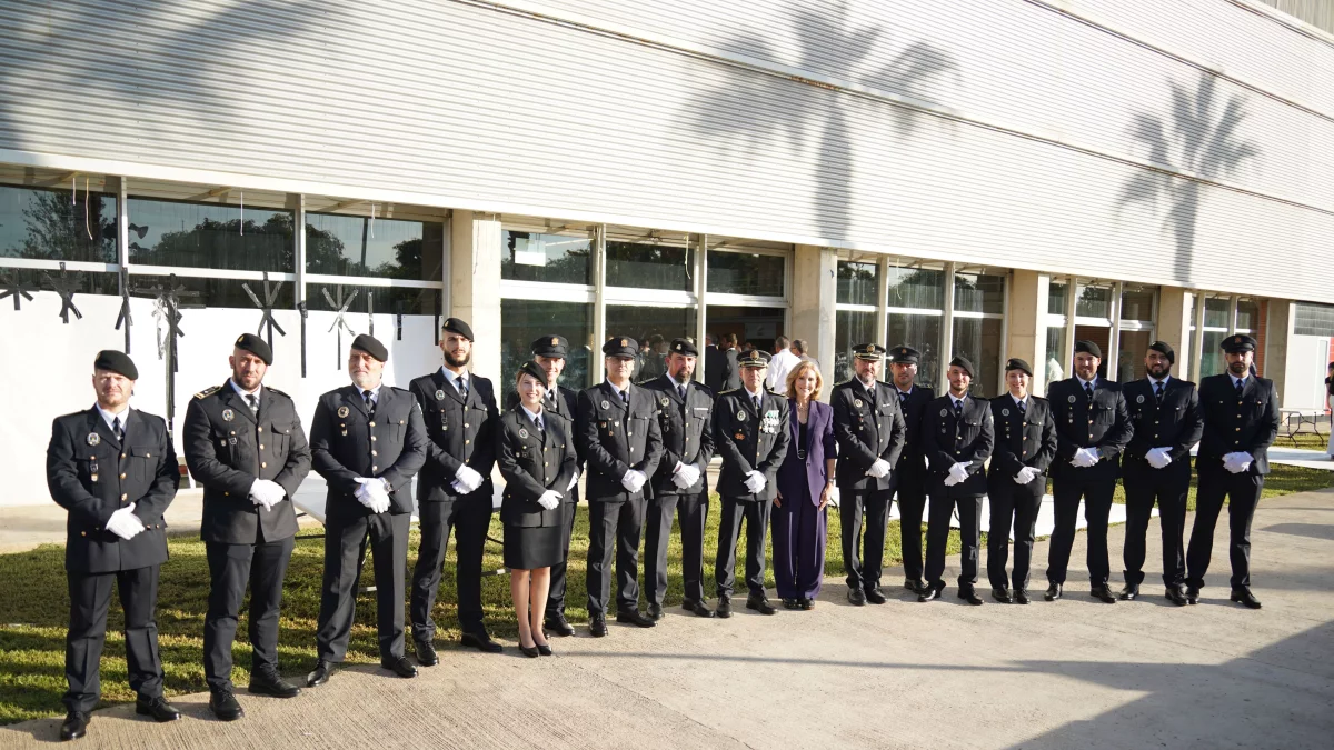 La Policía Local de El Ejido recibe medallas en Catarroja por su ayuda tras la DANA
