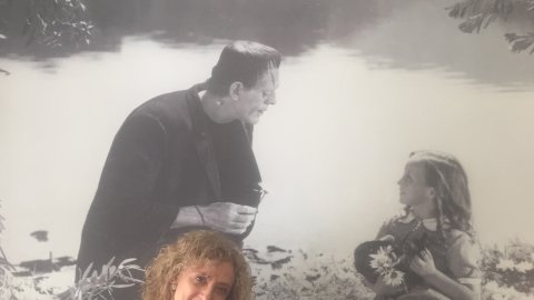 Mar de los Ríos, en Cyrano junto a una imagen de Frankenstein, película basada en la obra de Mary Shelley, a la que homenajea en el libro.